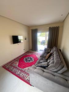a large couch in a living room with a red rug at Casa Amarilla Alter in Alter do Chao