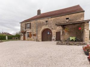 an old stone house with a large driveway at Chambres avec salle d'eau privative, petit-déjeuner et terrasse à Melin - FR-1-583-289 in Melin