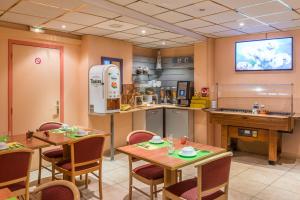 Kuchyň nebo kuchyňský kout v ubytování Hotel Provencal