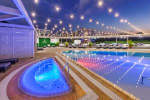 Бассейн в Pullman Reef Hotel Casino или поблизости