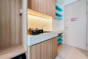 Η κουζίνα ή μικρή κουζίνα στο Cozy Stay Studio at Tree Park City BSD Apartment By Travelio