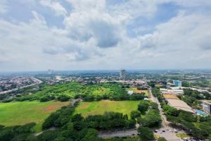 Άποψη από ψηλά του Cozy Stay Studio at Tree Park City BSD Apartment By Travelio