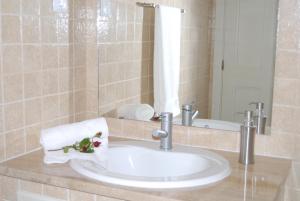 a bathroom sink with towels on a counter at Casa da Japoneira in Horta