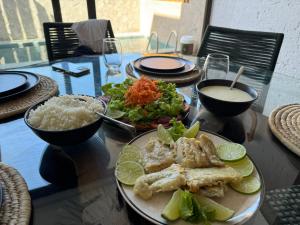 a table with plates of food and bowls of rice at Casa com piscina pertinho da Praia l Milagres Hospedagens in Pôrto de Pedras +46 photos