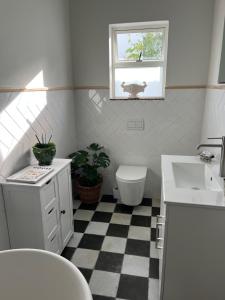 baño con suelo a cuadros en blanco y negro en On Musson, en Hermanus