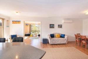 Χώρος καθιστικού στο Retreat on Broadwater, pet friendly