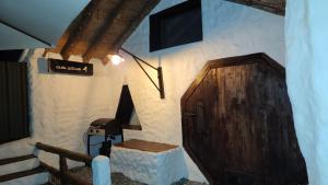 TV a/nebo společenská místnost v ubytování Hobbit Hotel El peñol Guatapé + 37 fotografií