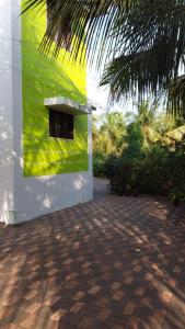 un edificio blanco con una ventana en el costado en Yogiraj HomeStay - Tarkarli-Malvan, en Malvan