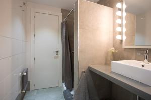 A bathroom at Granada Home Centro