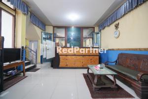 TV a/nebo společenská místnost v ubytování Surabaya Jaya Hotel near Soekarno Hatta Airport Redpartner