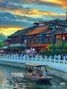 Happy Dragon Imperial Garden Courtyard --Newly renovated French Window with garden view, Close to Lama Temple Forbidden City&Subway Nearby &free coffee & Free laundry&English speaking with tour services &Free WiFi unlimited for Western software في بكين: قارب صغير في نهر يحمل مجموعة من الناس