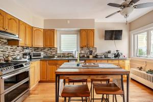 A kitchen or kitchenette at Gem by the water with firepit & all fenced backyard 2 Bedrooms