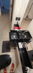 a bathroom with a black sink on a table at A melhor acomodação entre Pinhais e Curitiba - quarto para até O4 pessoas em casa com garagem in Curitiba