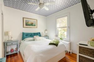 A bed or beds in a room at Gem by the water with firepit & all fenced backyard 2 Bedrooms