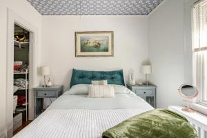 A bed or beds in a room at Gem by the water with firepit & all fenced backyard 2 Bedrooms