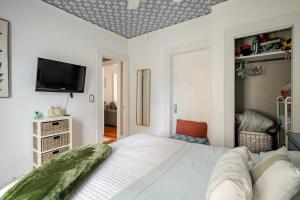 A bed or beds in a room at Gem by the water with firepit & all fenced backyard 2 Bedrooms