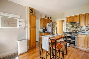 A kitchen or kitchenette at Gem by the water with firepit & all fenced backyard 2 Bedrooms