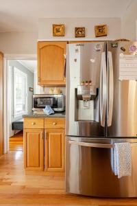 A kitchen or kitchenette at Gem by the water with firepit & all fenced backyard 2 Bedrooms