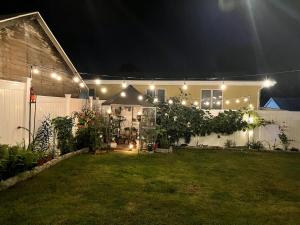 A garden outside Gem by the water with firepit & all fenced backyard 2 Bedrooms