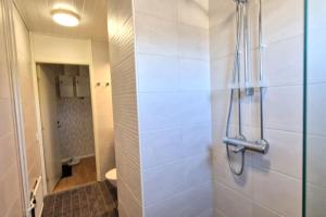 Un baño con ducha, lavabo e inodoro. en Villa Ruths Stay Torni, en Kouvola
