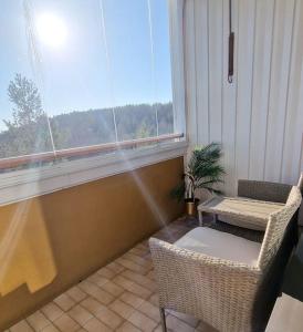 Una habitación con dos sillas y una mesa y una ventana. en Villa Ruths Stay Torni, en Kouvola 7 fotos más
