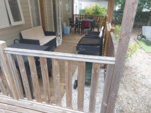 Mobil home 8 personnes 3 chambres的阳台或露台