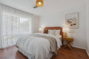 Postel nebo postele na pokoji v ubytování Bayleaf Retreat Family and Pet Friendly Beach Escape