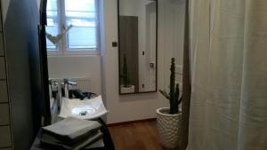 une salle de bain avec un lavabo et un miroir dans l'établissement Appartements Caractere Clos St Jean, à Mâcon