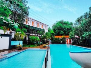una piscina frente a un edificio en AS Ilaya Resort and Event Place powered by Cocotel, en Nasugbu 2 fotos más