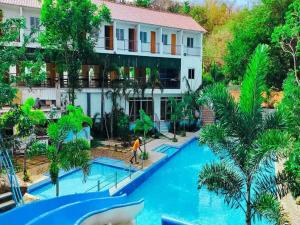 Una vista aérea de un complejo turístico con piscina. en AS Ilaya Resort and Event Place powered by Cocotel, en Nasugbu