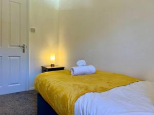 ein Schlafzimmer mit einem Bett, auf dem ein Stofftier liegt in der Unterkunft Long Stay 3br Parking Wifi in Corby