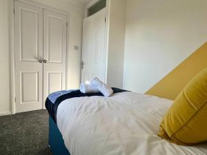 ein Schlafzimmer mit einem Bett mit zwei Handtüchern darauf in der Unterkunft Long Stay 3br Parking Wifi in Corby + 25 Fotos