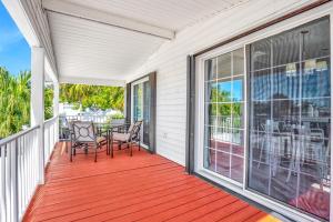 Rõdu või terrass majutusasutuses Tiki Time! Pool-tiki Hut-kayaks-grill-ocean View!
