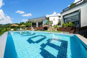 a swimming pool in front of a house at Gapyeong Bobo Dog Pool Villa in Gapyeong