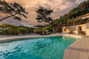 Bazén v ubytování Pocheon Spoon Glamping N Caravan nebo v jeho okolí