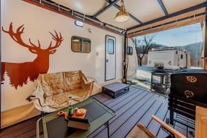 Posezení v ubytování Pocheon Spoon Glamping N Caravan