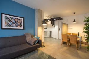 A seating area at Granada Home Centro