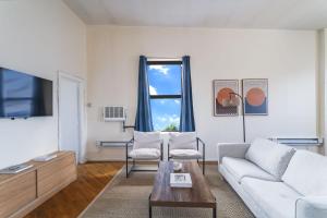 TV a/nebo společenská místnost v ubytování Spacious 3BR 2BA in East Harlem - Near Central Park