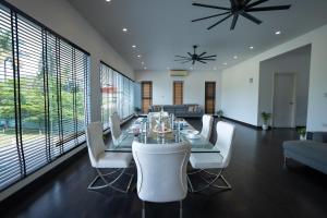 Un lugar para sentarse en Magnolia - Luxury 3BR Private Pool villa by Jade