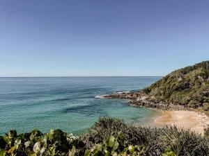 una vista de una playa con el océano en C & C By The Sea, en Coolum Beach