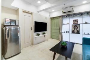 Una cocina o cocineta en Dido 1BHK Bandra W by The Bombay Home Company