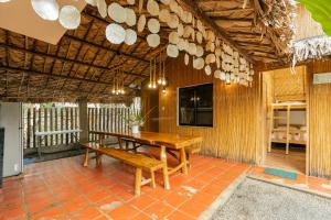 TV a/nebo společenská místnost v ubytování Balai Lianne Beach Resort