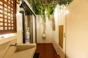 Koupelna v ubytování Balai Lianne Beach Resort + 92 fotografií