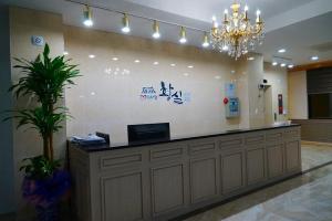 Vstupní hala nebo recepce v ubytování Hwangsil Tourist Hotel