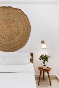 Postel nebo postele na pokoji v ubytování Earthy 1BHK Bandra W by The Bombay Home Company