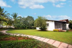 Κήπος έξω από το Tranquil Woods - 2BR Villa with Private Pool & Lawn near Bangalore
