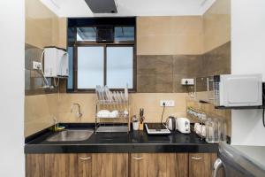 Kuchyň nebo kuchyňský kout v ubytování Earthy 1BHK Bandra W by The Bombay Home Company