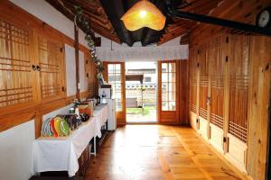 Dapur atau dapur kecil di Jeonju Yeonwoodang Hanok Stay +18 gambar