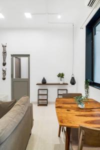 Posezení v ubytování Earthy 1BHK Bandra W by The Bombay Home Company + 21 fotografií