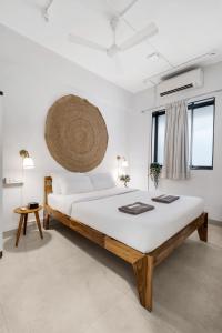 Postel nebo postele na pokoji v ubytování Earthy 1BHK Bandra W by The Bombay Home Company
